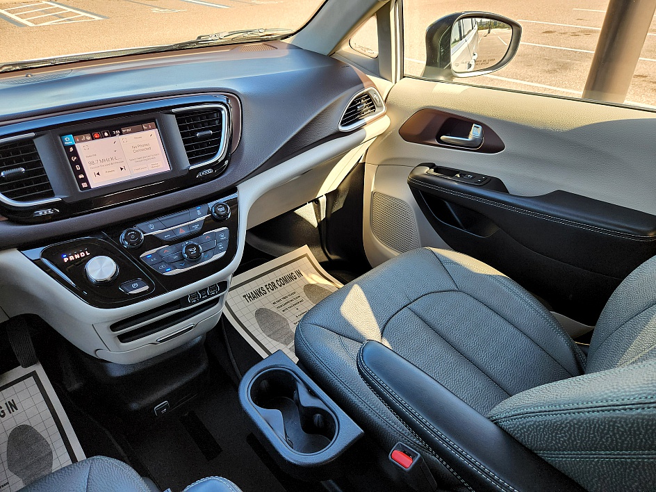 2024 Chrysler Voyager LX - Photo 13