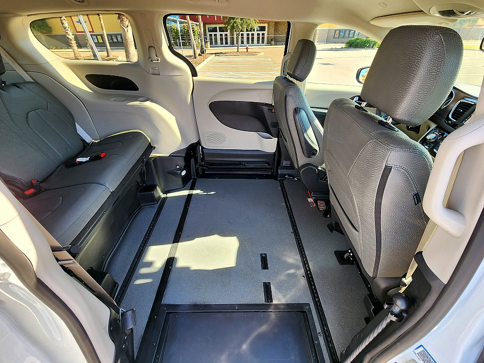 2024 Chrysler Voyager LX - Photo 6