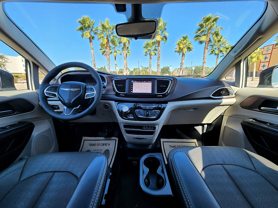 2024 Chrysler Voyager LX - Photo 10