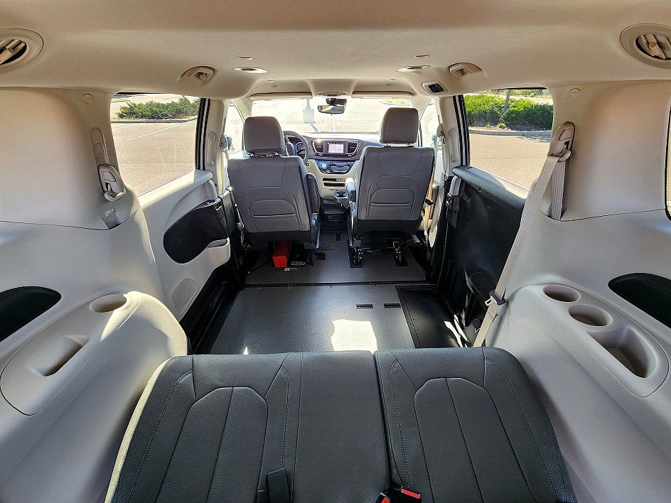 2024 Chrysler Voyager LX - Photo 18