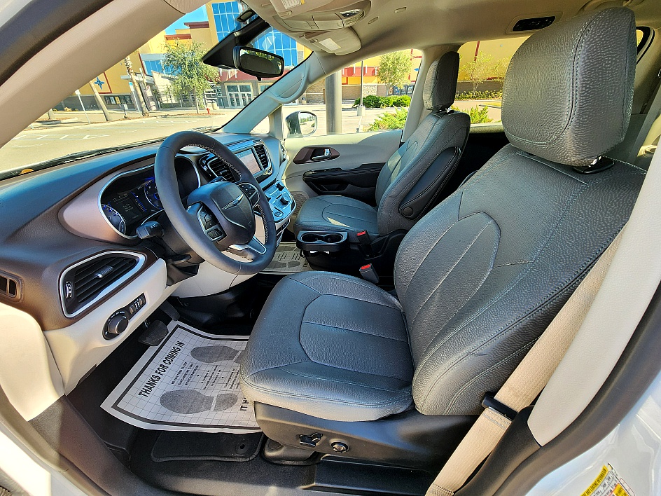 2024 Chrysler Voyager LX - Photo 11