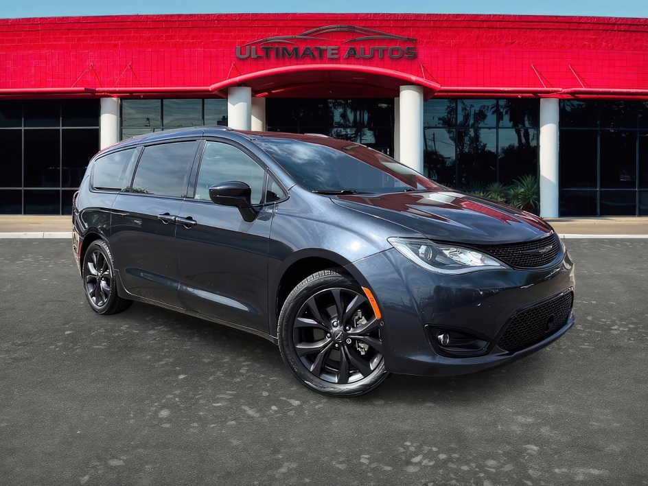 2019 Chrysler Pacifica Touring L's photo