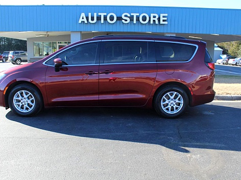 2021 Chrysler Voyager's photo