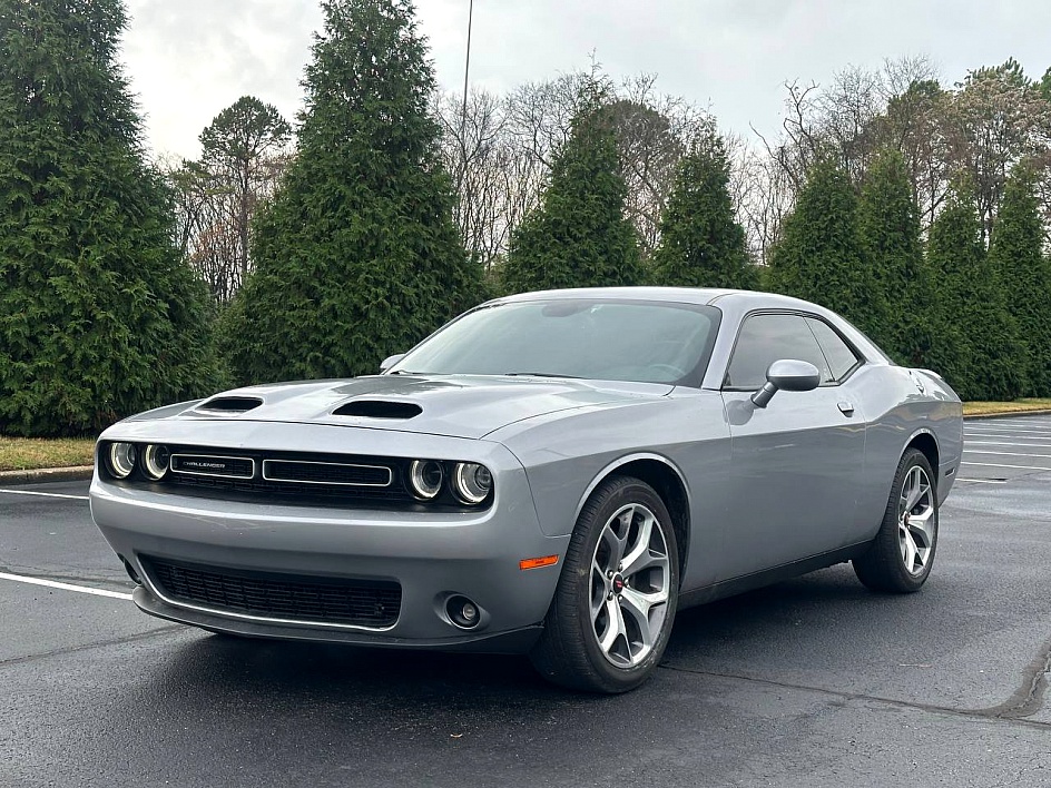 2016 Dodge Challenger SXT's photo